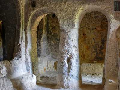 Dirigendosi verso sud la ruga segue il solco di Lama Picone. Qui, ricavata sul fianco orientale, vi � la pi� grande basilica rupestre della Puglia: l�ipogeo di Santa Candida, con quattro navate e cinque absidi, risalente al periodo bizantino tra IX e XI secolo
